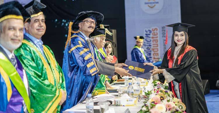 গ্রাজুয়েশন শেষ করলেন কেয়া পায়েল, পেলেন সম্মাননাও