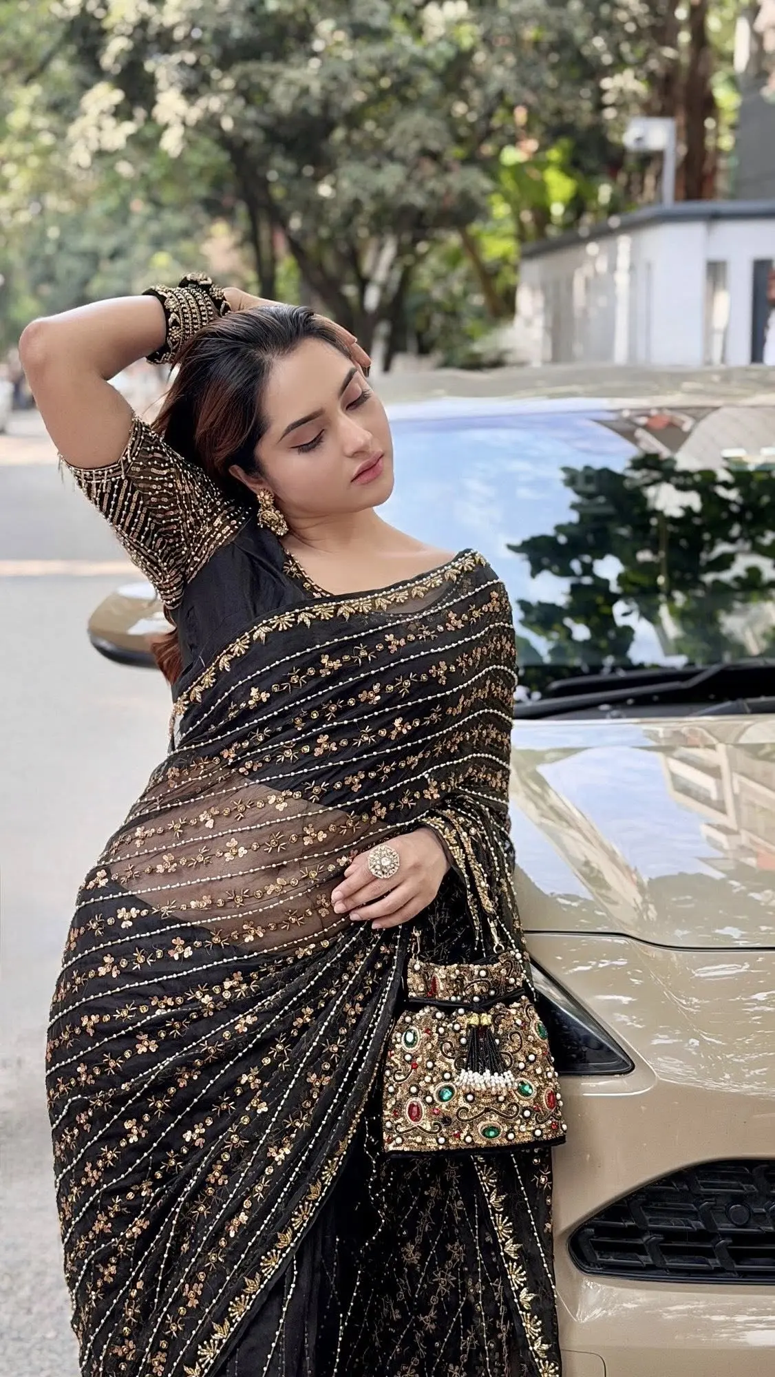কালো শাড়িতেই ঝলমলে কেয়া পায়েল