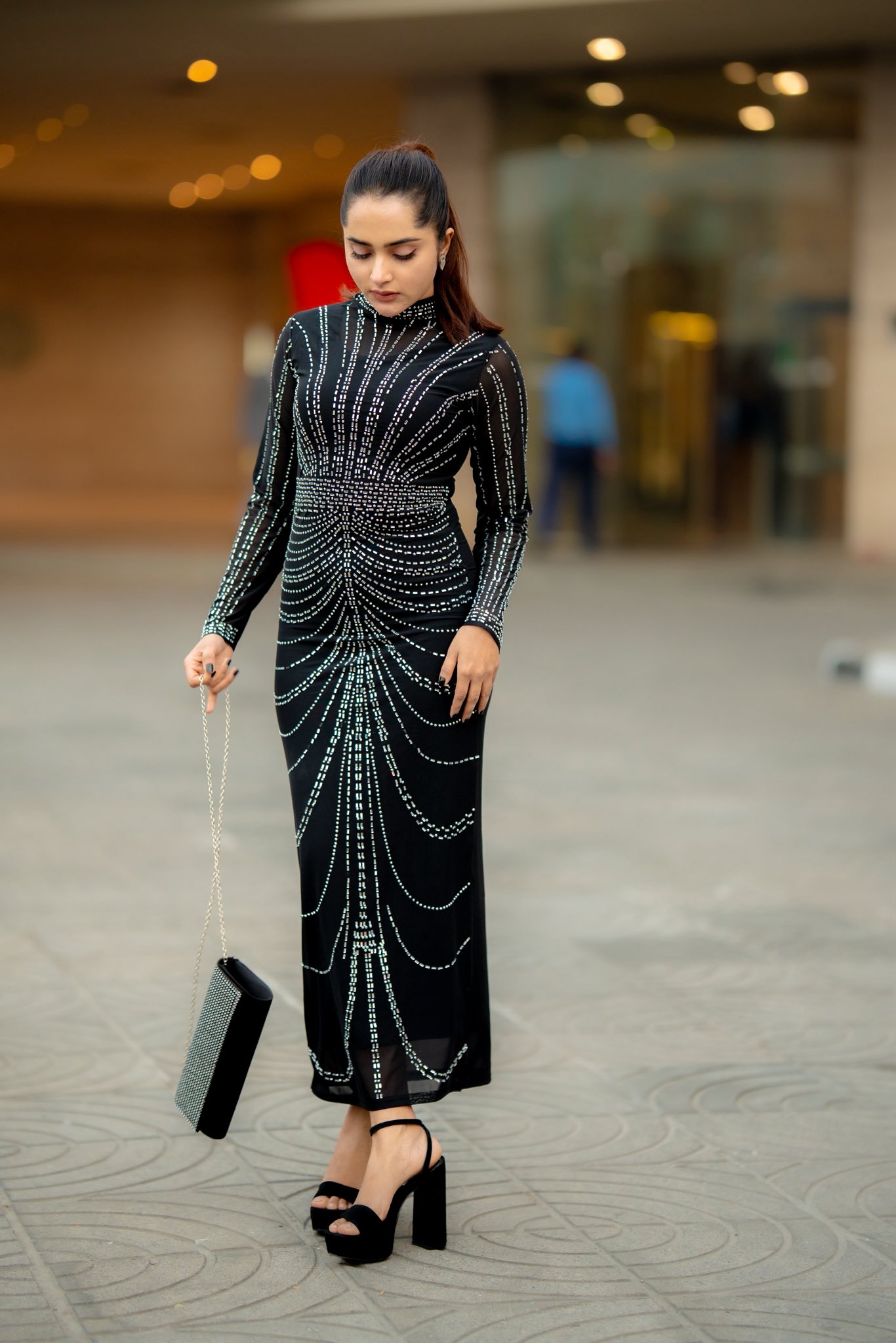 কালো বডিকনে নজরকাড়া কেয়া