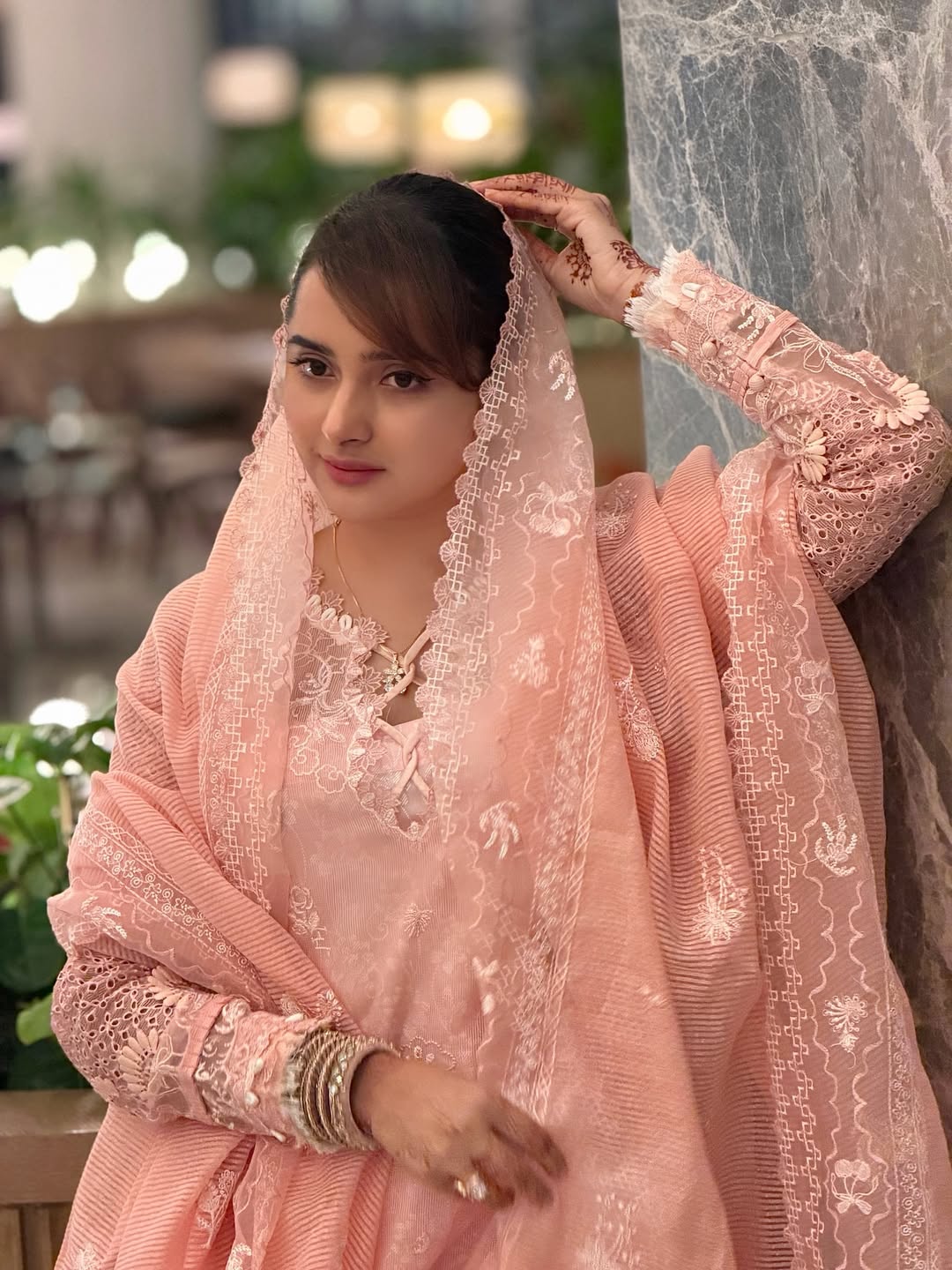 পাউডার পিঙ্কের স্নিগ্ধ লুকে নজরকাড়া কেয়া