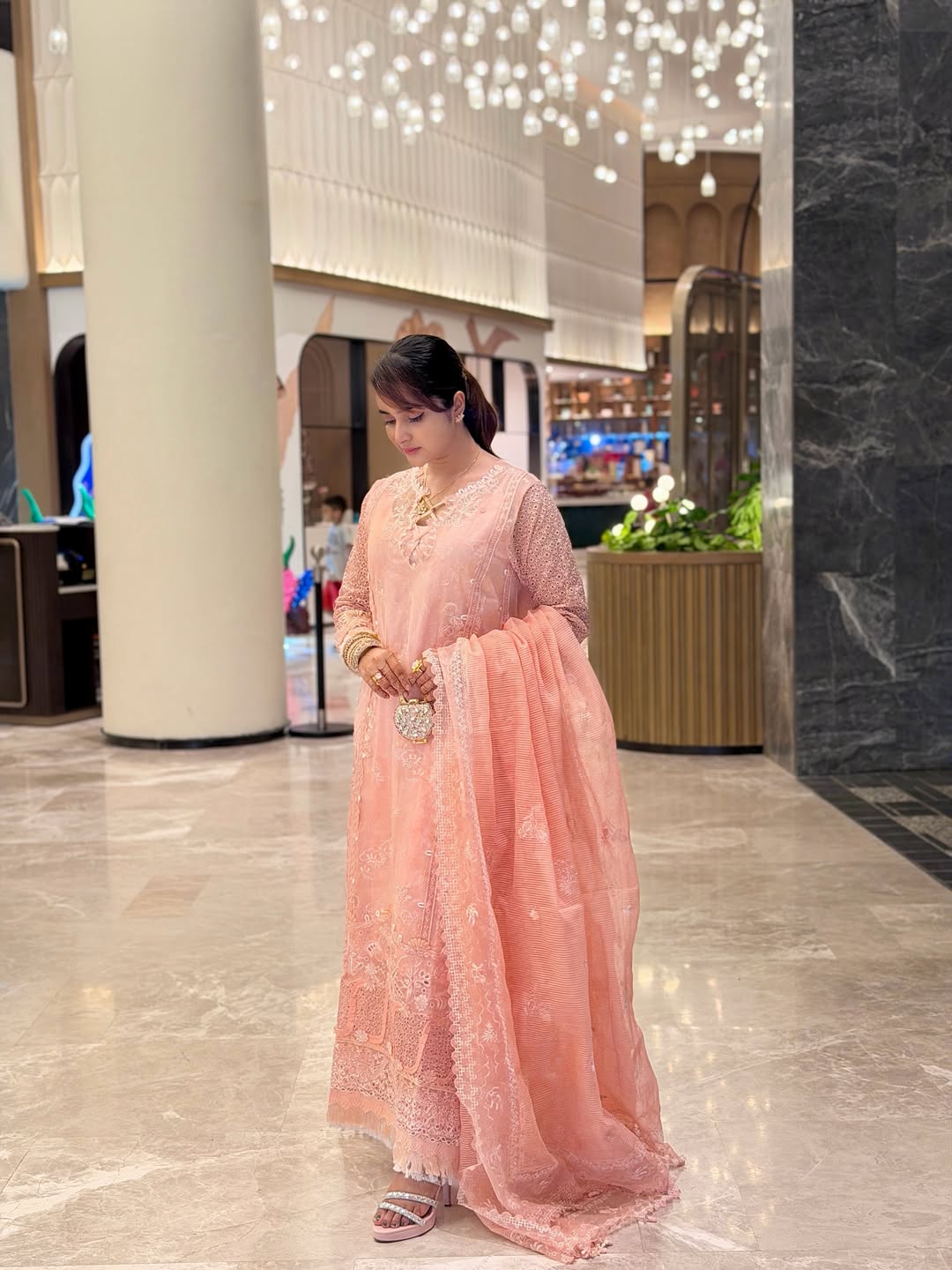 পাউডার পিঙ্কের স্নিগ্ধ লুকে নজরকাড়া কেয়া