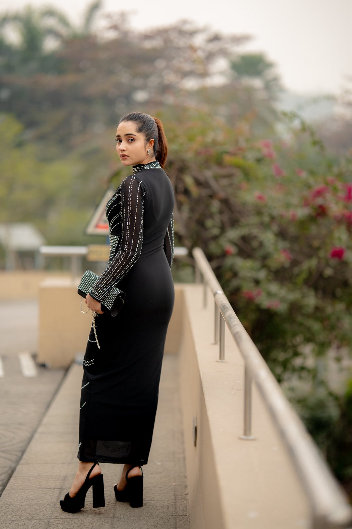 কালো বডিকনে নজরকাড়া কেয়া