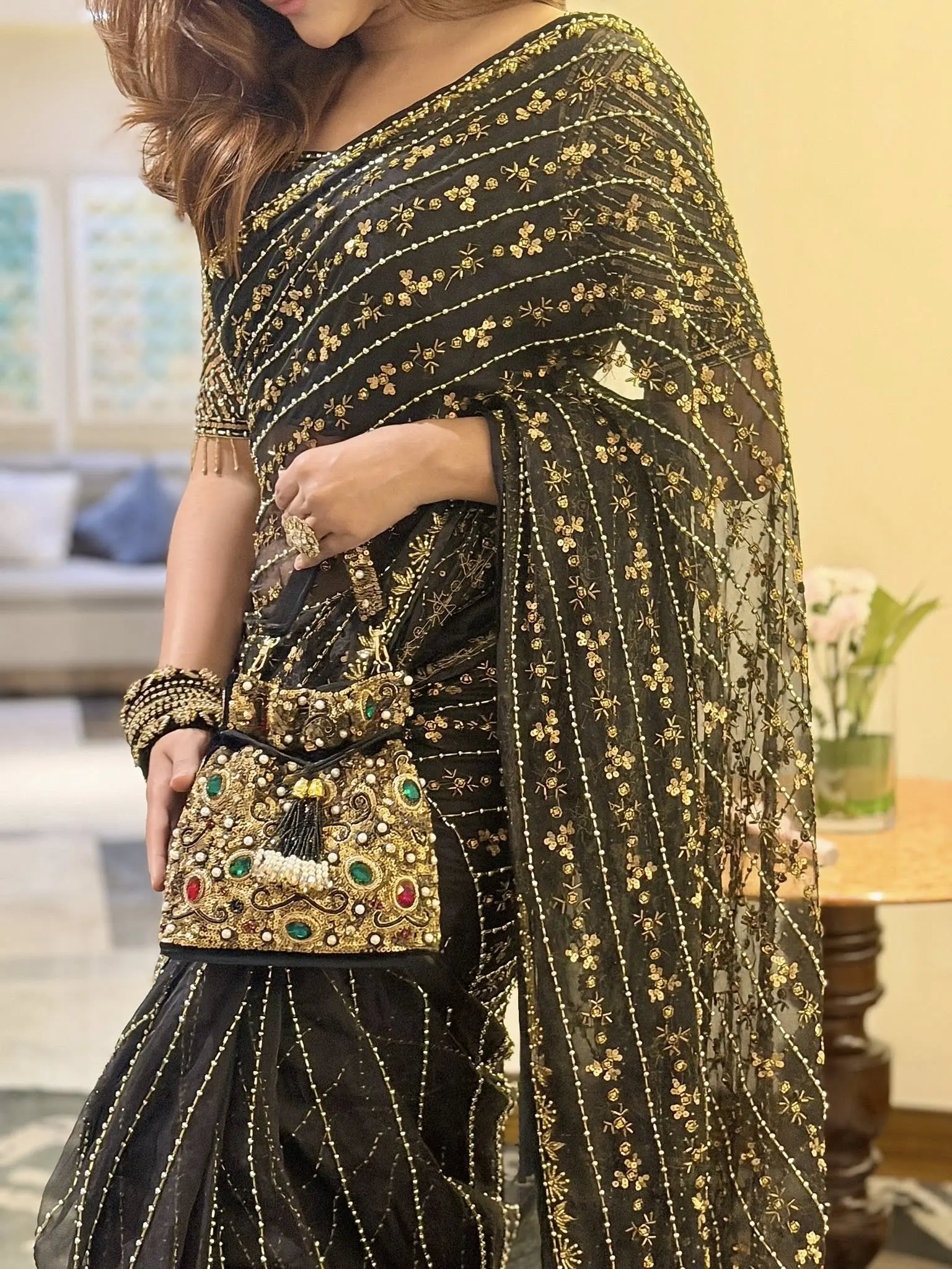 কালো শাড়িতেই ঝলমলে কেয়া পায়েল