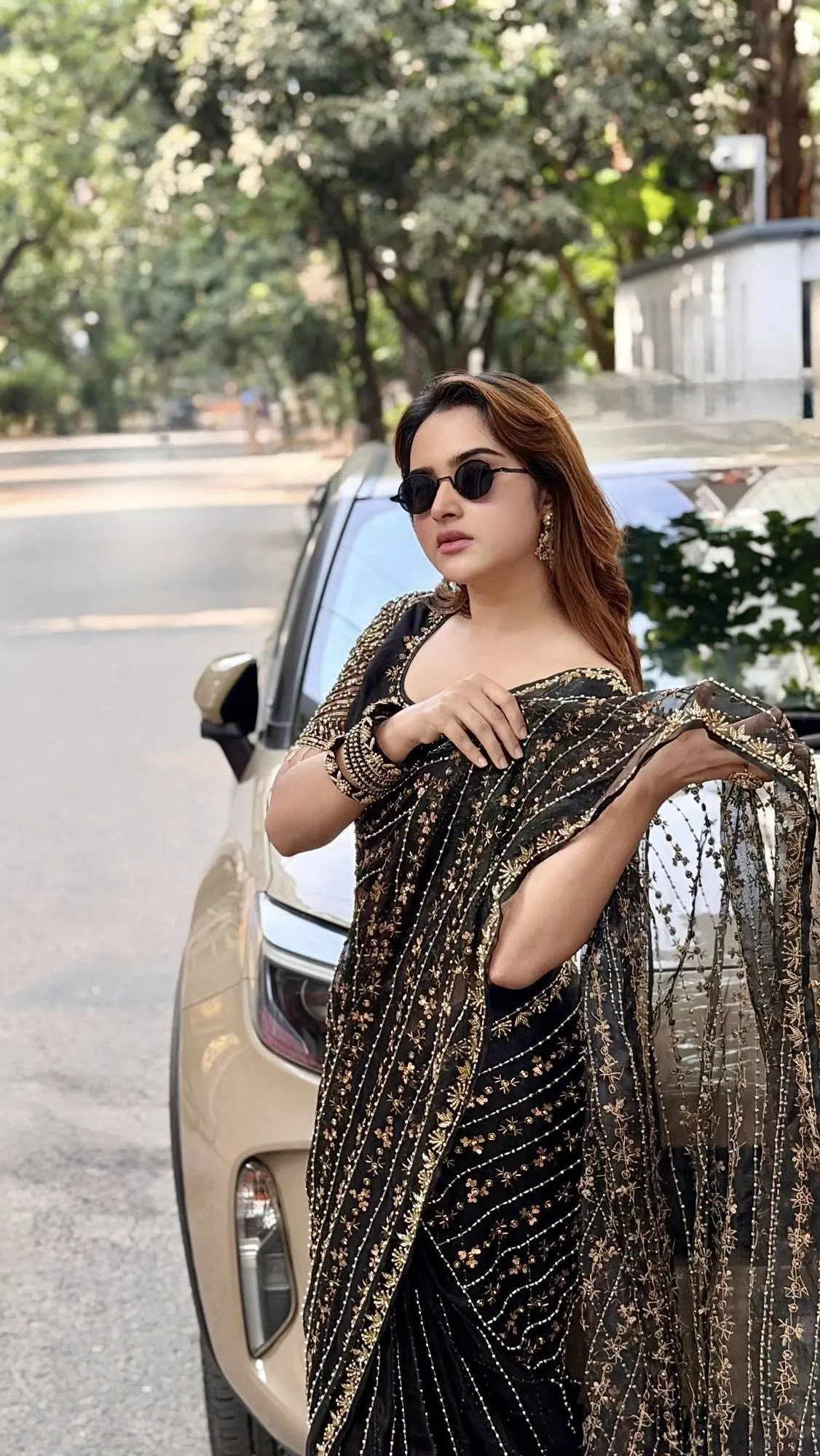 কালো শাড়িতেই ঝলমলে কেয়া পায়েল