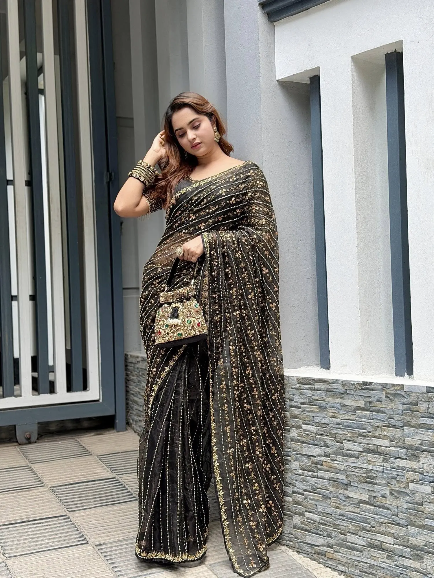 কালো শাড়িতেই ঝলমলে কেয়া পায়েল