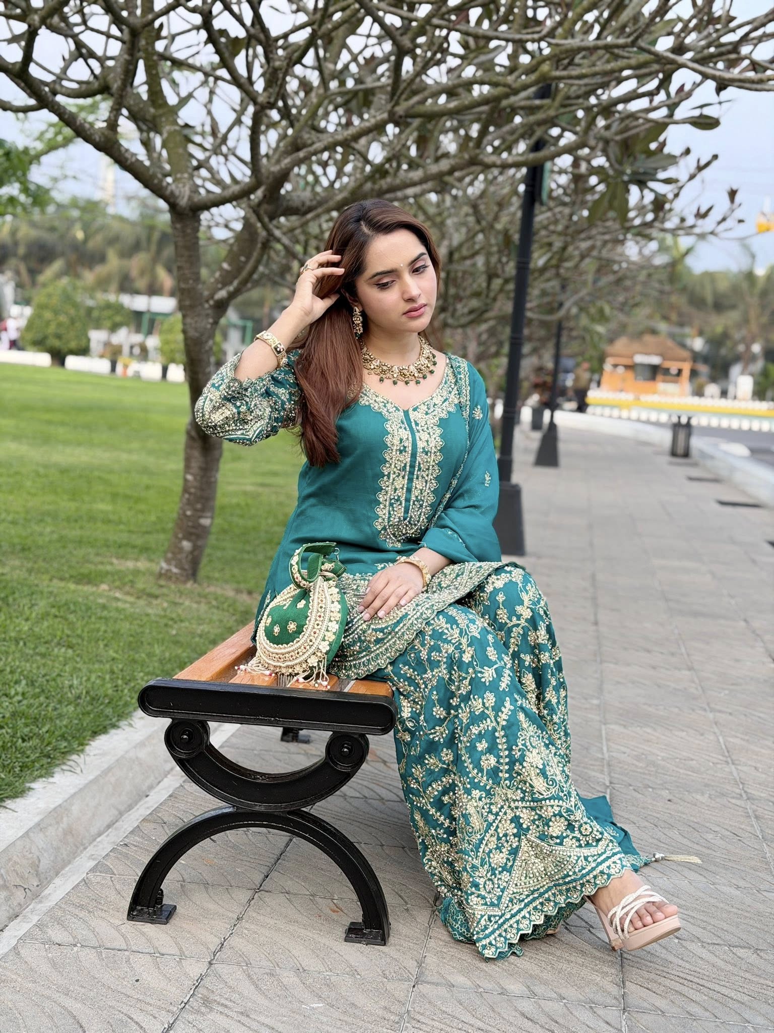 এথনিক সৌন্দর্যে কেয়া পায়েলের নজরকাড়া লুক