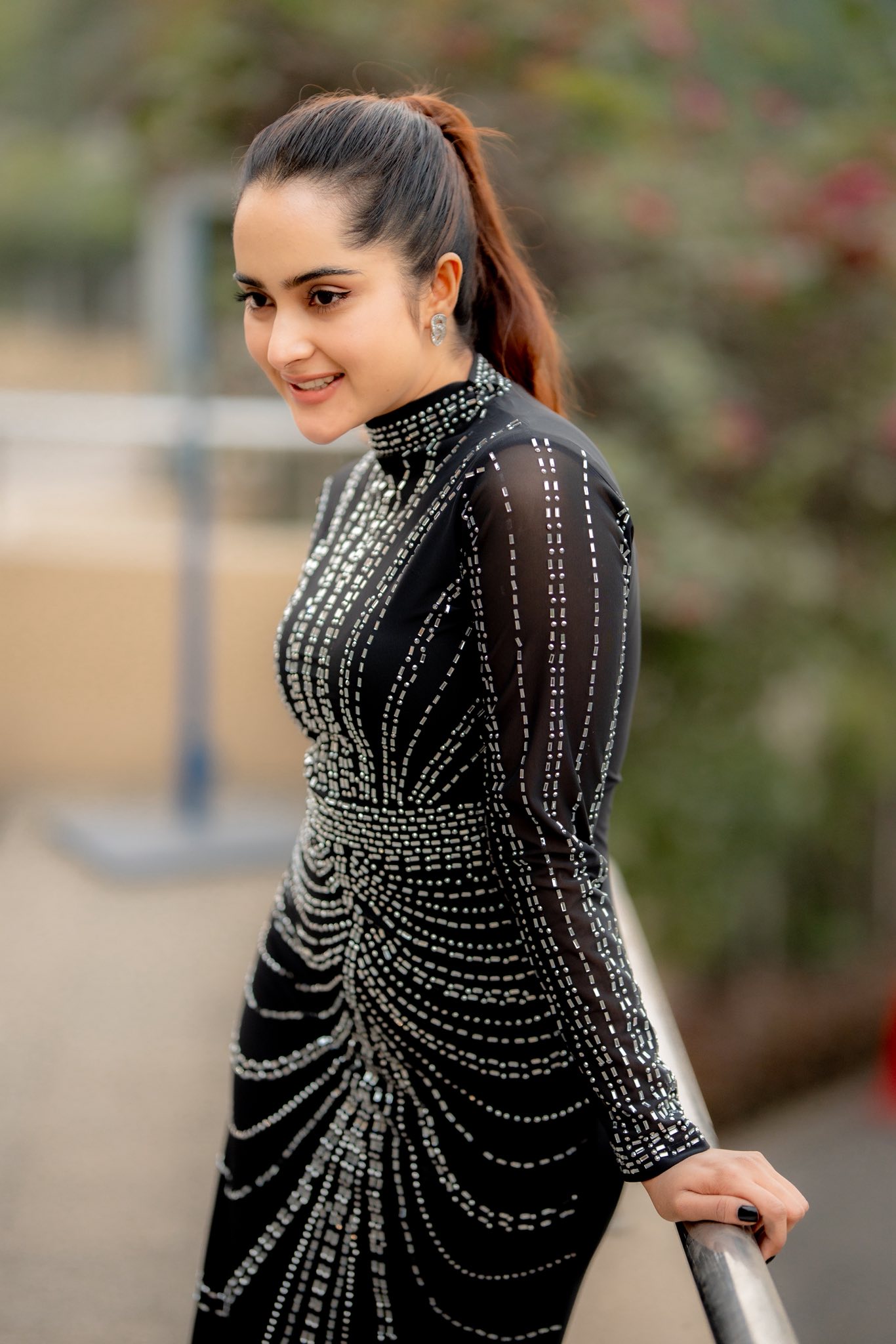 কালো বডিকনে নজরকাড়া কেয়া