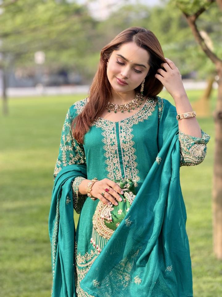 এথনিক সৌন্দর্যে কেয়া পায়েলের নজরকাড়া লুক