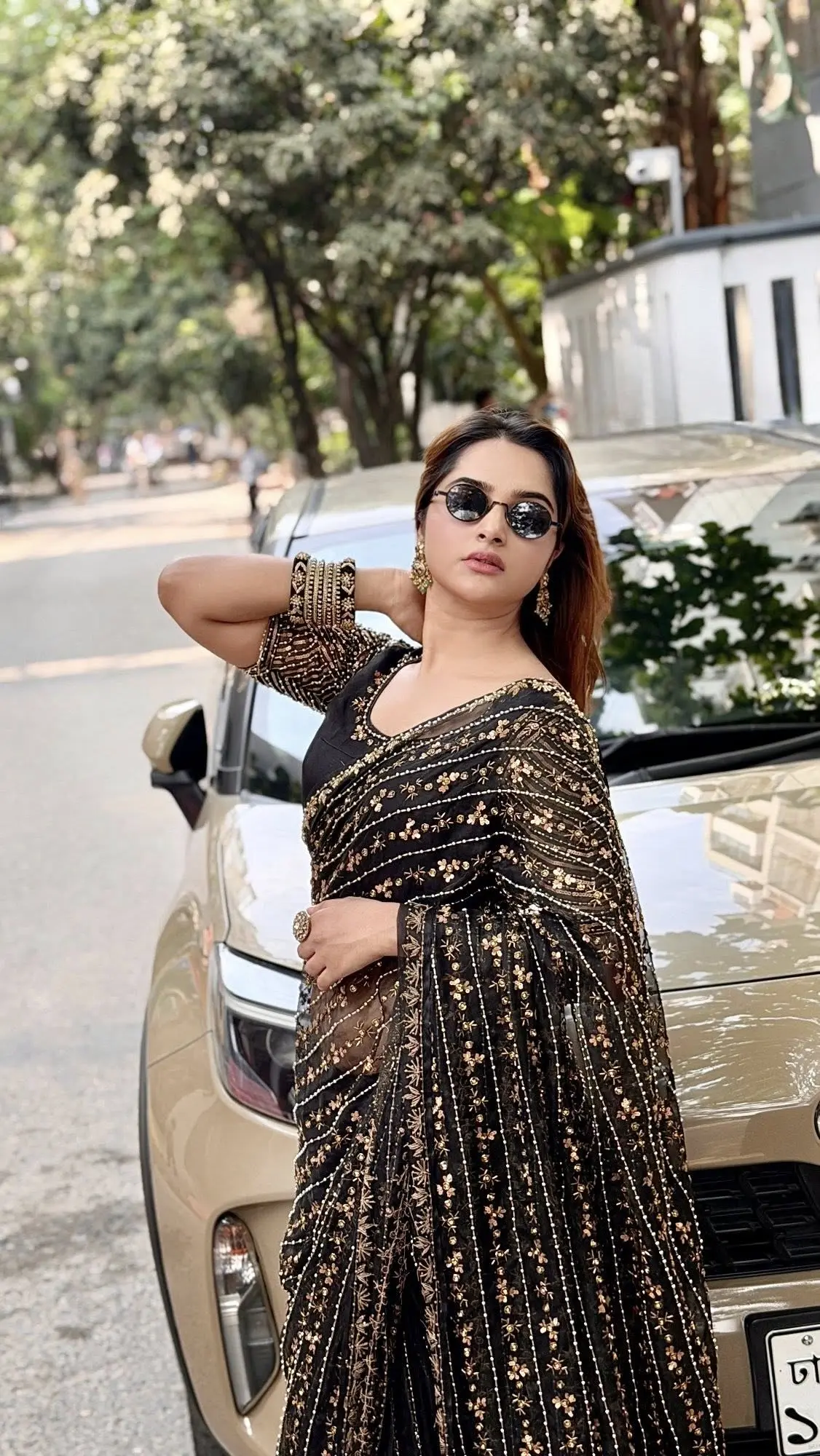 কালো শাড়িতেই ঝলমলে কেয়া পায়েল