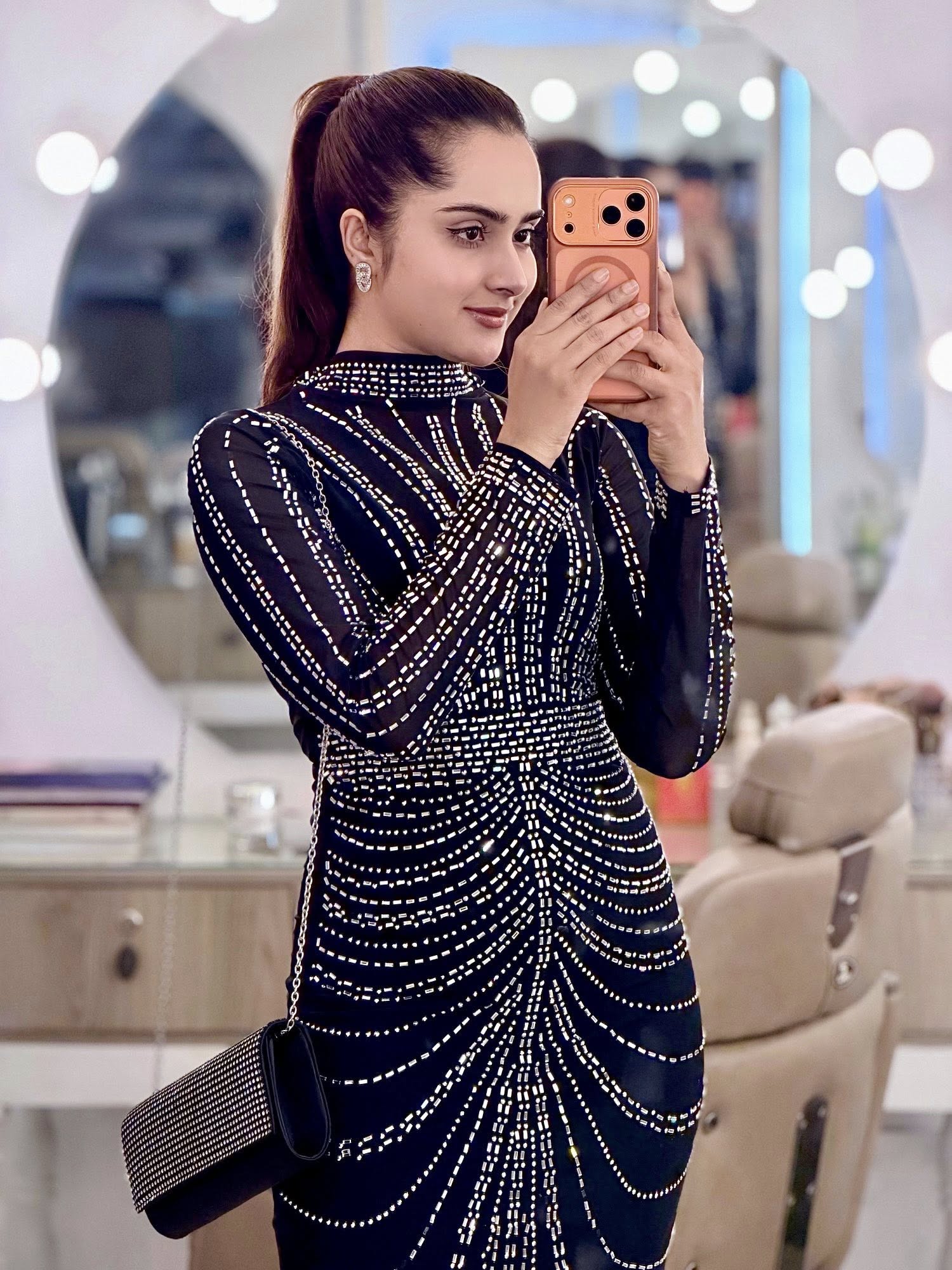 কালো বডিকনে নজরকাড়া কেয়া