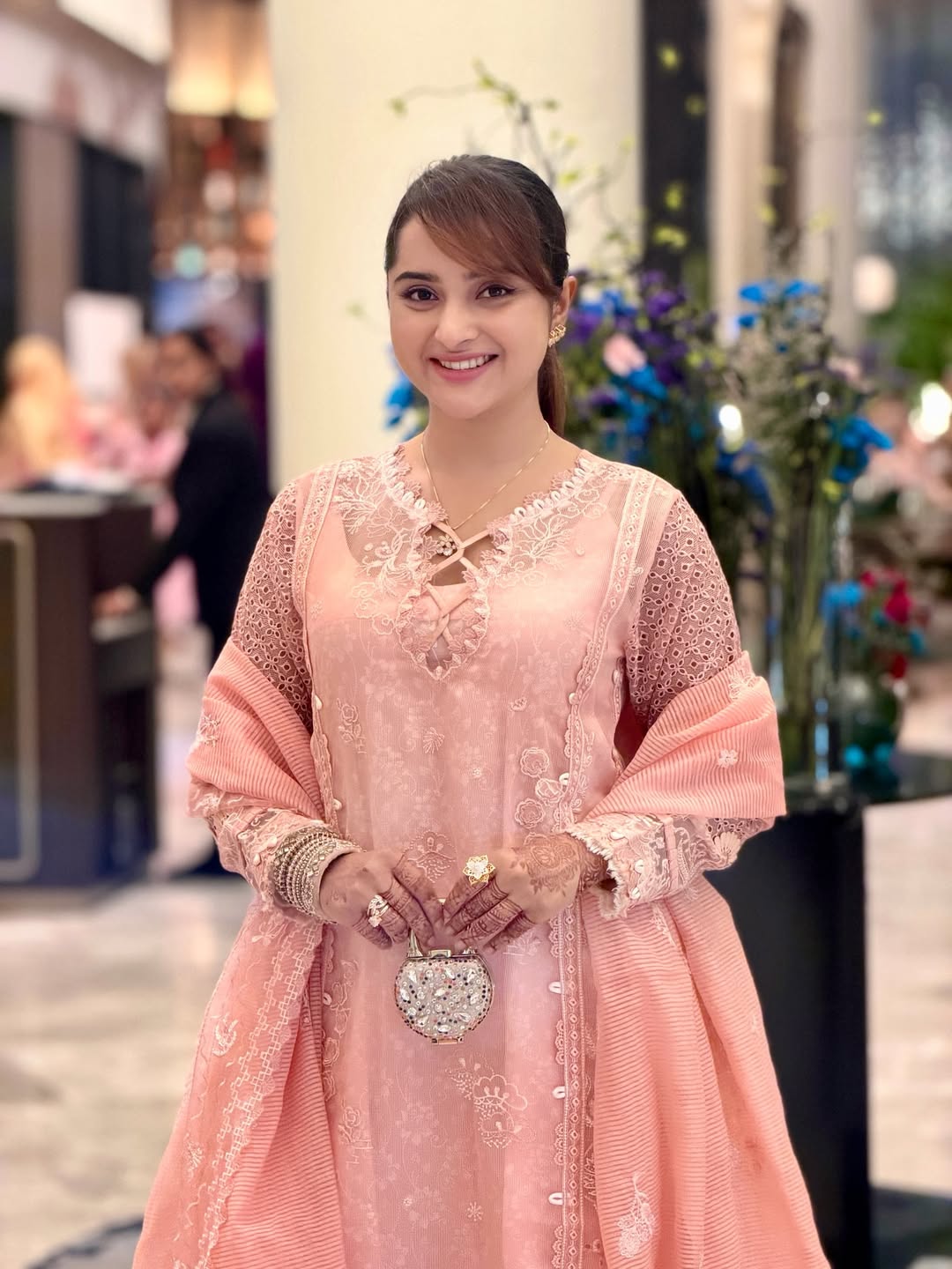 পাউডার পিঙ্কের স্নিগ্ধ লুকে নজরকাড়া কেয়া
