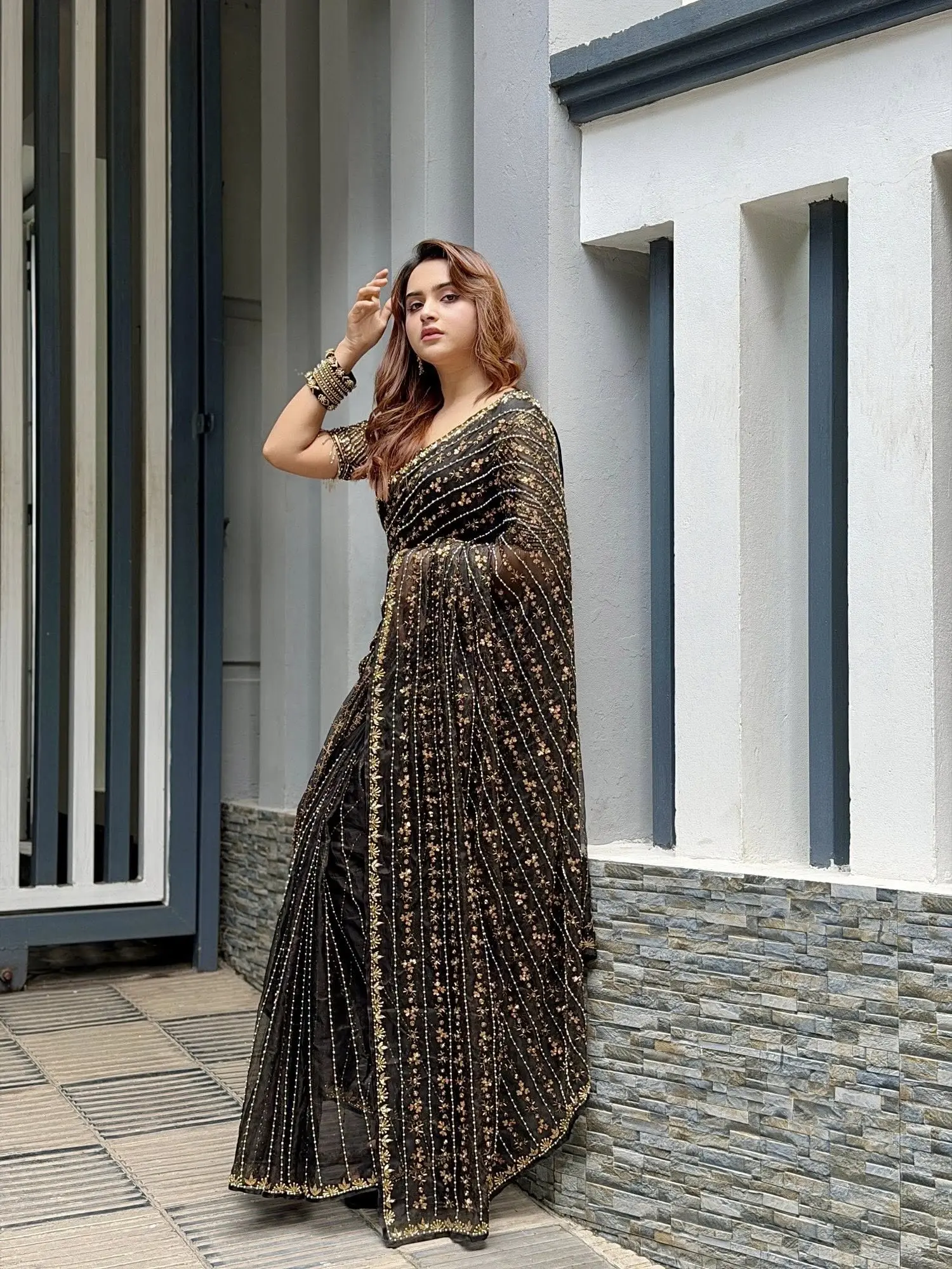 কালো শাড়িতেই ঝলমলে কেয়া পায়েল