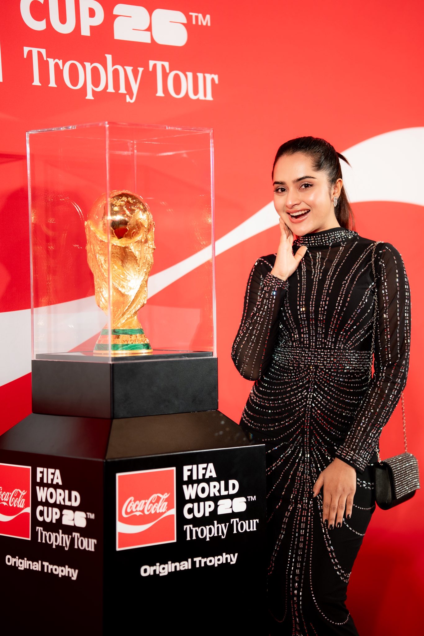 কালো বডিকনে নজরকাড়া কেয়া