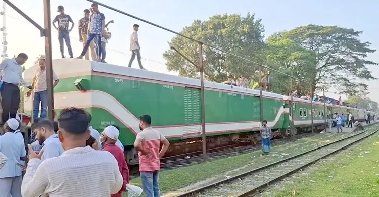 ইঞ্জিন বিকল, ৩ ঘণ্টা বিলম্বে স্টেশন ছাড়ল কিশোরগঞ্জ এক্সপ্রেস