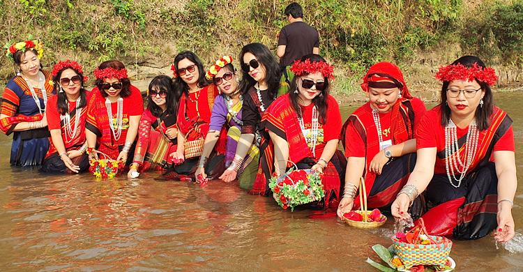 জলে ভাসলো মঙ্গলের ফুল