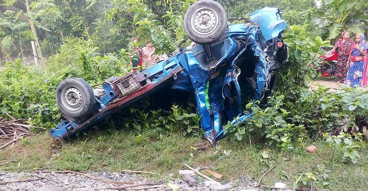 রেললাইনে উঠেই বিকল পিকআপ, ট্রেনের ধাক্কায় হেলপার নিহত