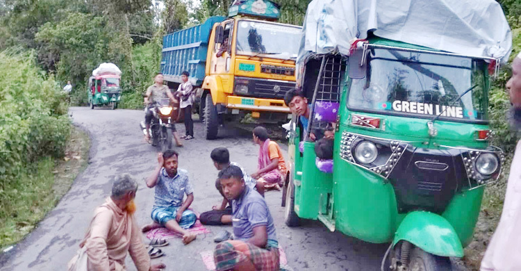 ধর্ষণের প্রতিবাদে খাগড়াছড়িতে আধাবেলা অবরোধ চলছে