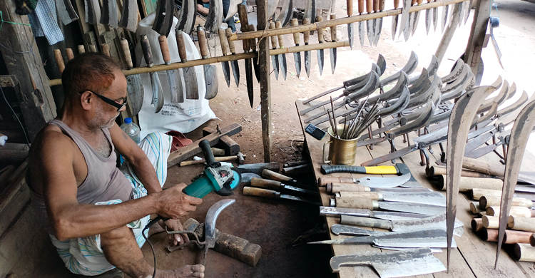 কোরবানির ঈদ ঘিরে পাহাড়ের কামারশালায়ও বেড়েছে ব্যস্ততা
