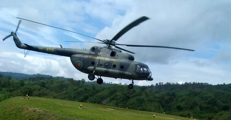 খাগড়াছড়ির দুর্গম ভোটকেন্দ্রে হেলিকপ্টারে যাচ্ছে নির্বাচনি সরঞ্জাম