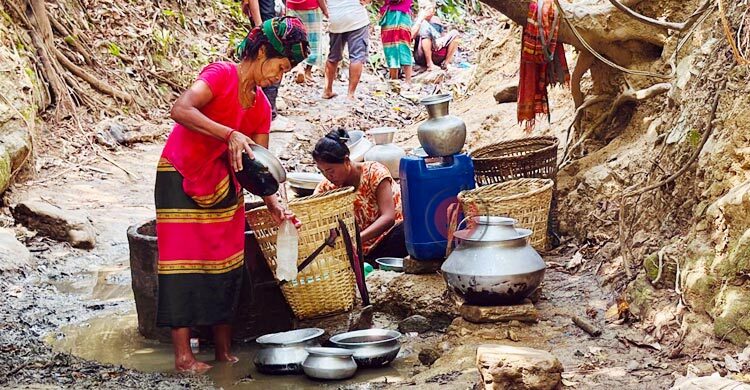 দুর্গম পাহাড়ে পানির জন্য হাহাকার, কলস ভরতে ঘণ্টা পার