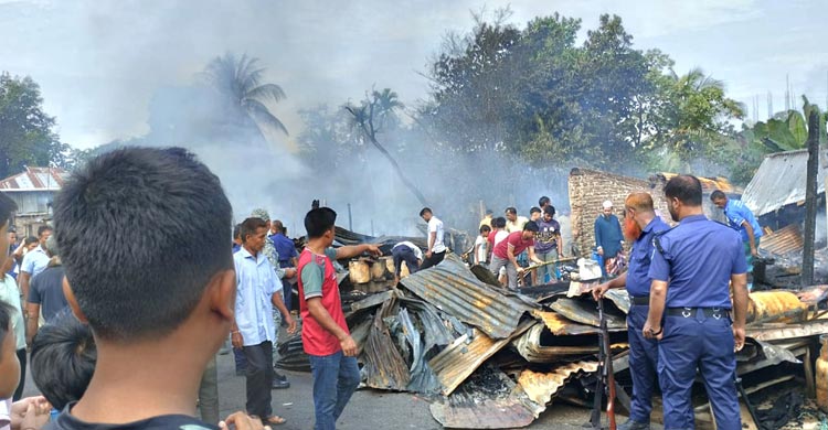 বাজারে পুড়লো ২৩ দোকান, ফায়ার সার্ভিসের ধারণা আগুনের সূত্র বজ্রপাত