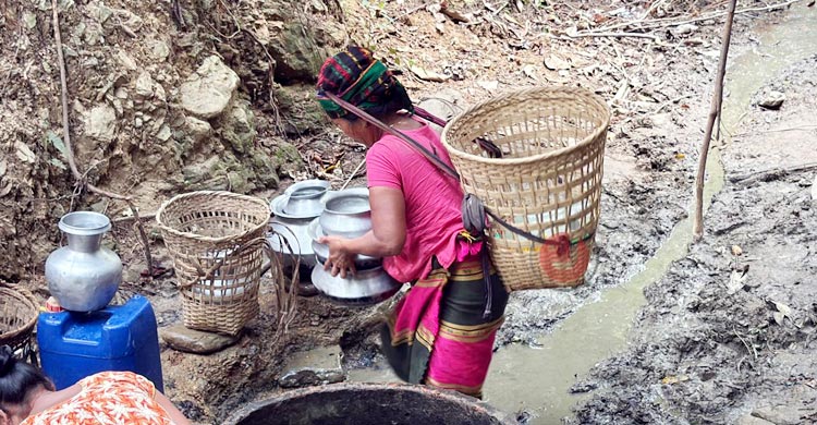 দুর্গম পাহাড়ে পানির জন্য হাহাকার, কলস ভরতে ঘণ্টা পার