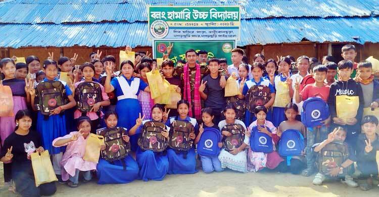 খাগড়াছড়ির দুর্গম পাহাড়ে শিক্ষার্থীদের মাঝে শিক্ষা সামগ্রী বিতরণ