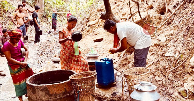 দুর্গম পাহাড়ে পানির জন্য হাহাকার, কলস ভরতে ঘণ্টা পার