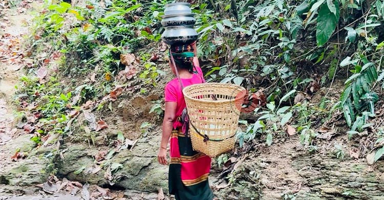 দুর্গম পাহাড়ে পানির জন্য হাহাকার, কলস ভরতে ঘণ্টা পার