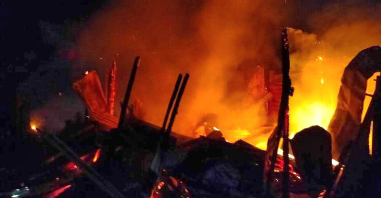 খাগড়াছড়িতে গভীর রাতে আগুনে পুড়ে ছাই ১০ দোকান
