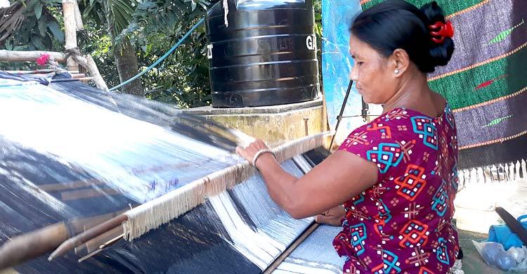 ‘বৈসাবি’ ঘিরে পাহাড়ে বেড়েছে কোমর তাঁতের ব্যস্ততা
