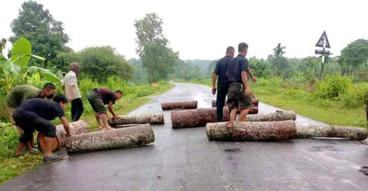 খাগড়াছড়িতে পাড়াড়ি তিন সংগঠনের আধা বেলা অবরোধ চলছে