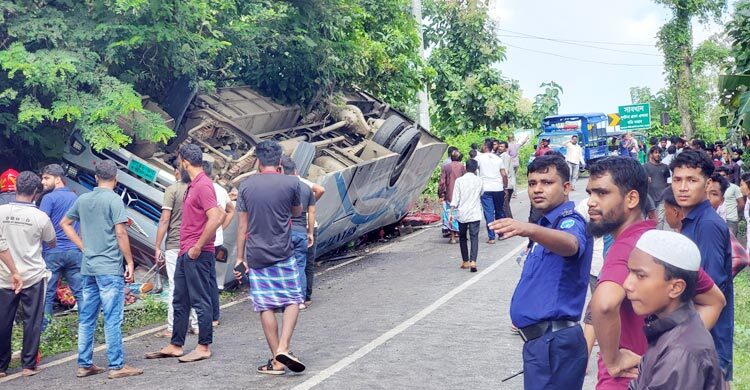 খাগড়াছড়িতে যাত্রীবাহী বাস উল্টে একজন নিহত