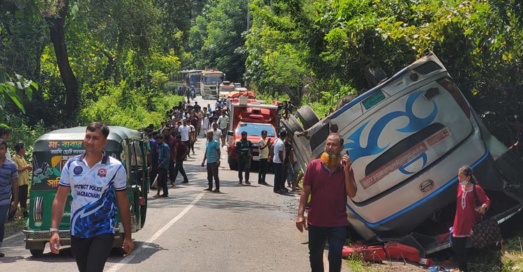 খাগড়াছড়িতে যাত্রীবাহী বাস দুর্ঘটনায় ঘটনাস্থলেই একজন নিহত হয়েছে। শুক্রবার (১৭ অক্টোবর) দুপুর সোয়া ১১টার দিকে ঢাকা-খাগড়াছড়ি আঞ্চলিক সড়কে