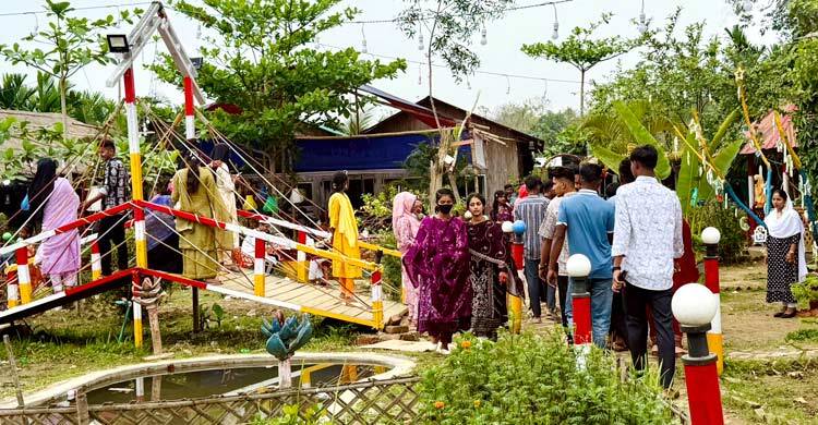 ঈদের প্রথম দিনেই পর্যটকদের পদভারে মুখর খাগড়াছড়ির বিনোদন কেন্দ্র