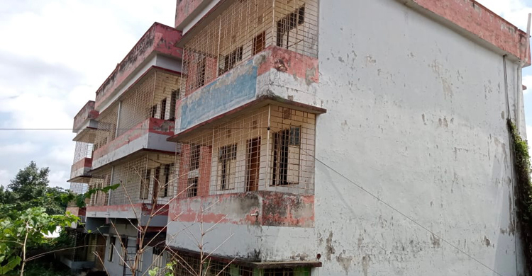 নির্মাণের এক যুগেও ছাত্রাবাসে উঠতে পারেনি পাহাড়ের শিক্ষার্থীরা