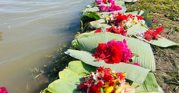 তখনও চৈত্রের ভোরের আলো ফোটেনি। ফুটে ওঠেনি সূর্যের পরিপূর্ণ রূপ। এরমধ্যে ঐহিত্যবাহী পোশাকে