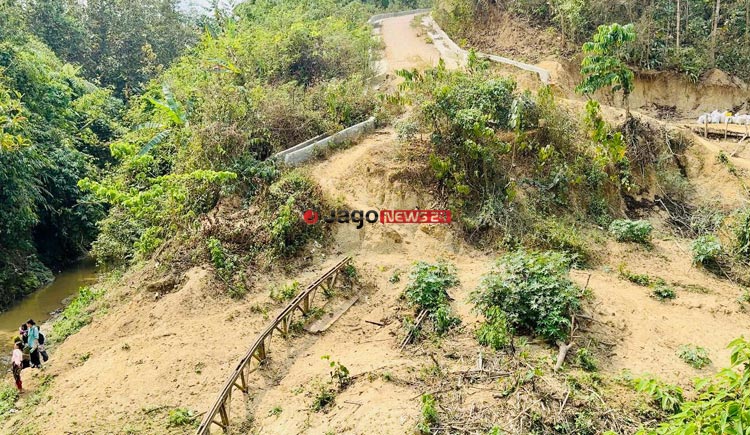 সেতুর অভাবে দুর্ভোগে কয়েক হাজার মানুষ