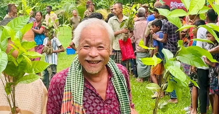 খাগড়াছড়িতে একদিনে ২৬ হাজার চারা বিতরণ করলো সেনাবাহিনী