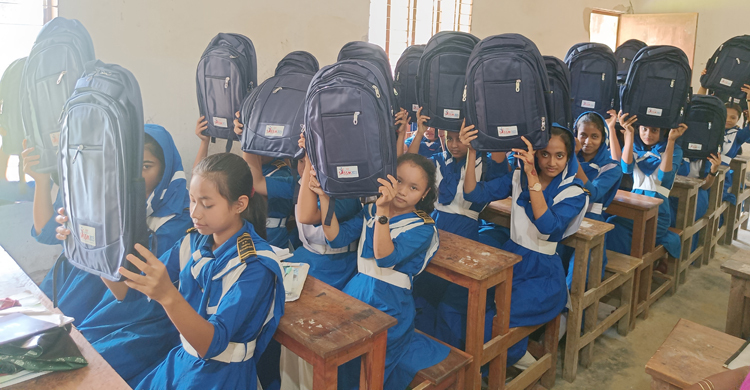 স্কুল ব্যাগ পেয়ে খুশি শিক্ষার্থীরা