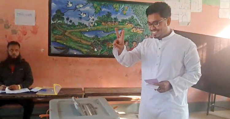 খাগড়াছড়িতে ভোট দিলেন ডাকসু ভিপি সাদিক কায়েম