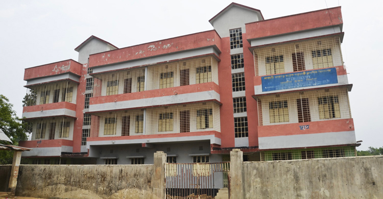 নির্মাণের এক যুগেও ছাত্রাবাসে উঠতে পারেনি পাহাড়ের শিক্ষার্থীরা