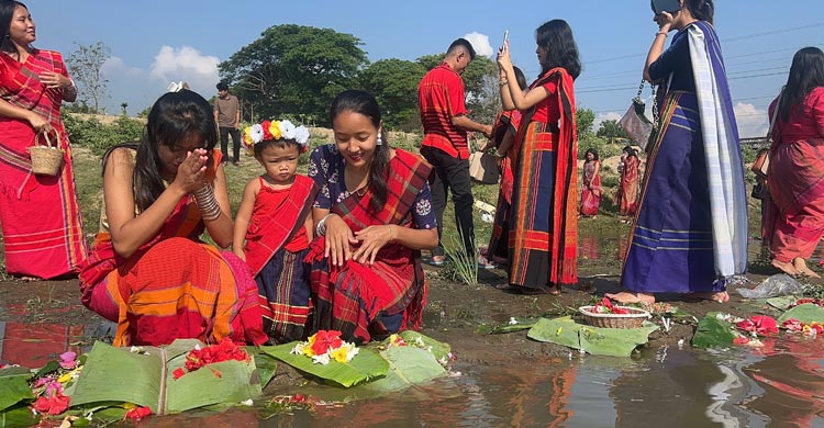 তখনও চৈত্রের ভোরের আলো ফোটেনি। ফুটে ওঠেনি সূর্যের পরিপূর্ণ রূপ। এরমধ্যে ঐহিত্যবাহী পোশাকে