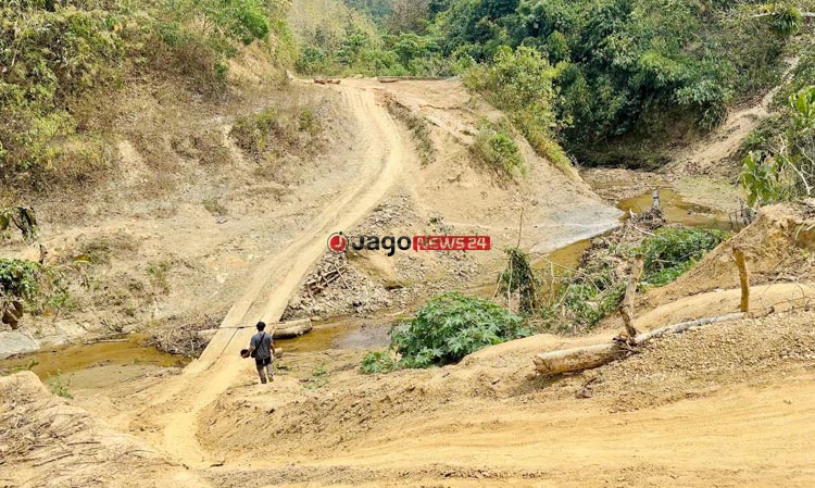 সেতুর অভাবে দুর্ভোগে কয়েক হাজার মানুষ