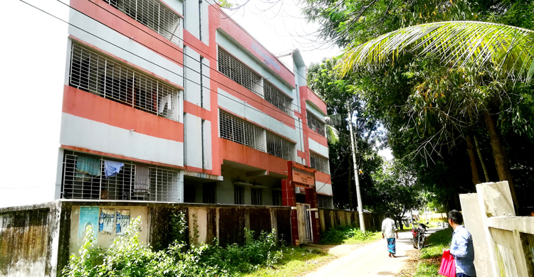 নির্মাণের এক যুগেও ছাত্রাবাসে উঠতে পারেনি পাহাড়ের শিক্ষার্থীরা