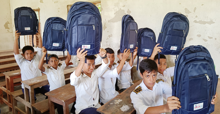 স্কুল ব্যাগ পেয়ে খুশি শিক্ষার্থীরা