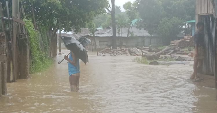 খাগড়াছড়িতে ভারী বর্ষণে পাহাড় ধস, নিম্নাঞ্চল প্লাবিত