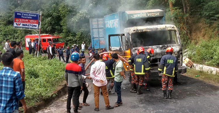 খাগড়াছড়িতে পণ্যবাহী কাভার্ডভ্যানে আগুন