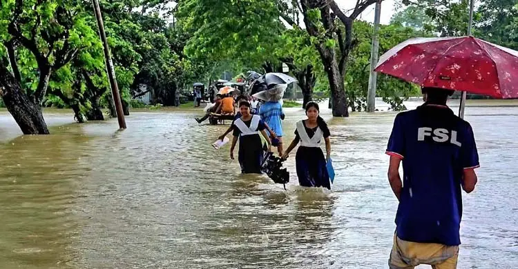 ঢল ও পাহাড় ধসে সড়ক যোগাযোগ বন্ধ, আশ্রয়কেন্দ্রে দুই শতাধিক পরিবার