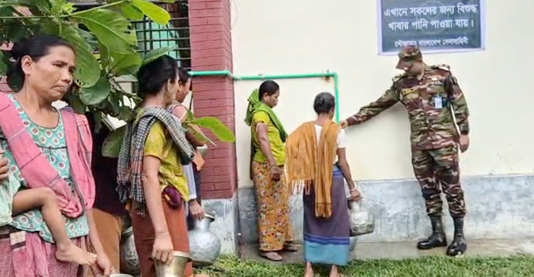 সেনাবাহিনীর উদ্যোগে সুপেয় পানি পেল শতাধিক পরিবার